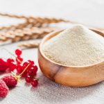 داخل یک ظرف چوبی آرد سمولینا