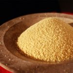 آرد سمولینا درشت داخل ظرف چوبی