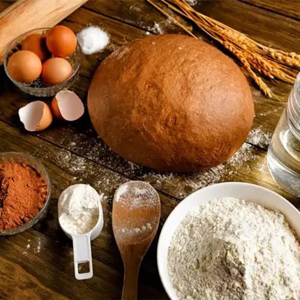 آرد فانتزی در کنار یک نان حجیم فانتزی و تخم مرغ و کاکائو