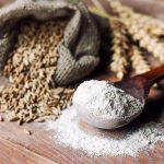 یک پیمانه آرد چاودار در کنار یک کیسه از دانه های چاودار